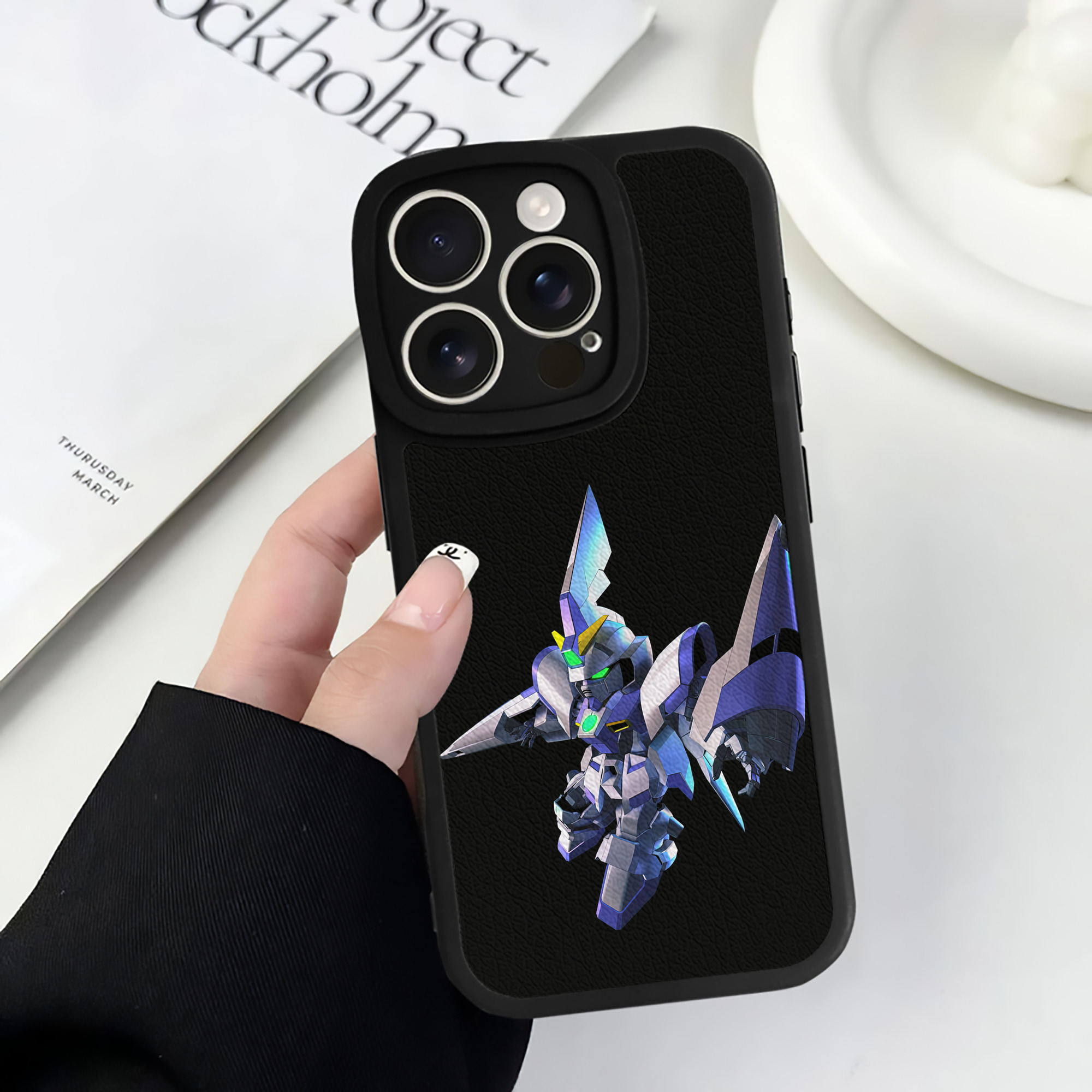 （画像用） 機動戦士ガンダム Mobile Suit Gundam 【iPhone 16シリーズ対応】シリコンスマホケース（レザー調） 材質：シリコン